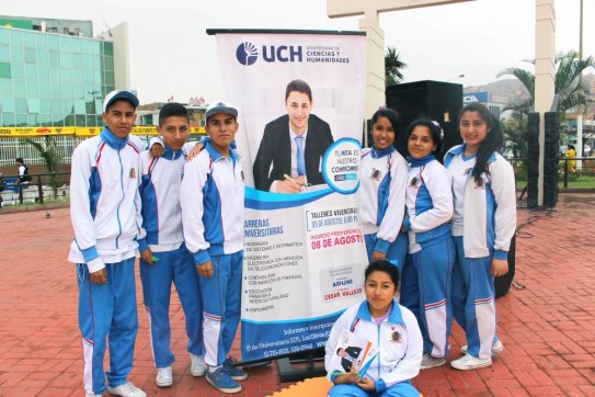 Entrega de becas de la UCH